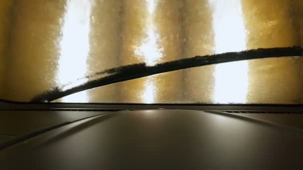 4k Filmmaterial aus dem Inneren des Autos auf einer automatischen Waschanlage - Filmmaterial, Video