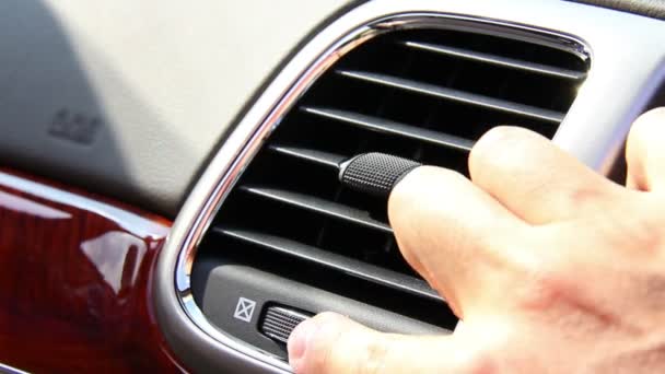 Primer plano del ajuste de las rejillas de ventilación en el salpicadero de un vehículo
. - Imágenes, Vídeo