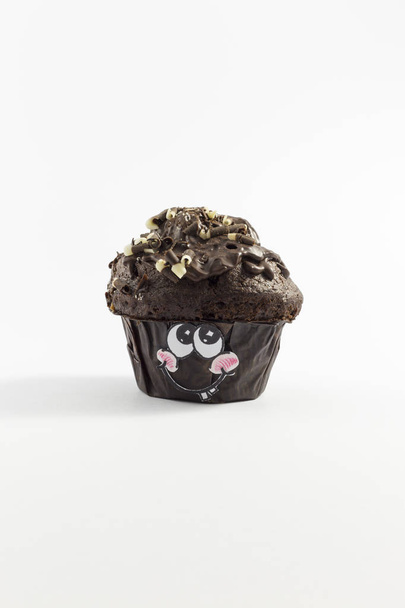 Aranyos arca vicces édes csokoládé muffin - Fotó, kép