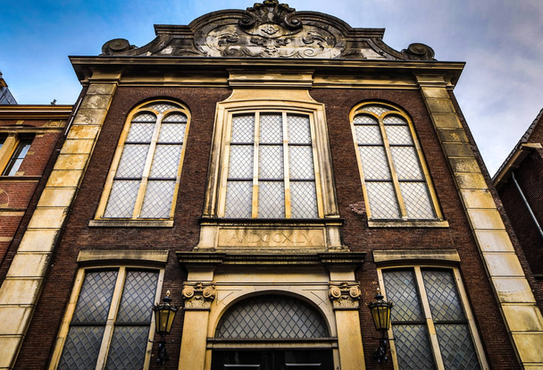 UTRECHT, PAÍSES BAIXOS - 28 de maio de 2017: Vista de perto do famoso edifício da cidade de Utrecht. Cityscape e arquitetura tradicional holandesa. 28 de maio de 2017 em Utrecht - Holanda
. - Foto, Imagem