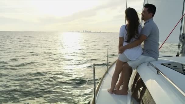 Paar auf Segeljacht  - Filmmaterial, Video