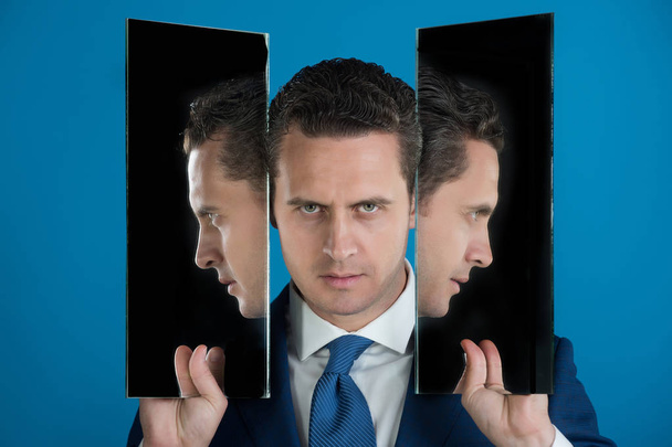 Man with three faces in two mirrors - Foto, Imagem