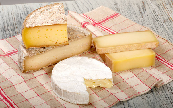Bir havlu üzerinde farklı Fransız peynir - Fotoğraf, Görsel