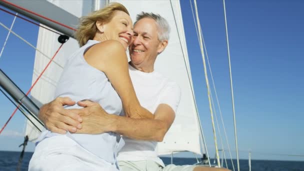 marido e mulher em seu barco à vela
 - Filmagem, Vídeo