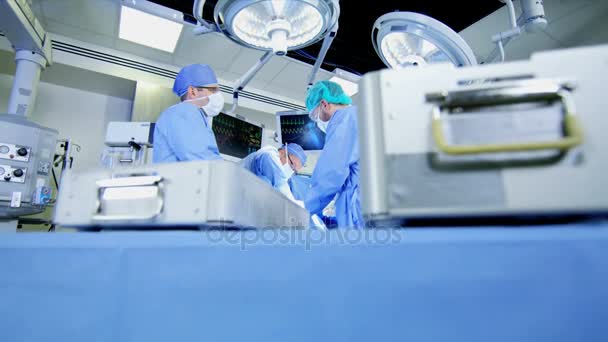 Equipe médica realizando cirurgia
 - Filmagem, Vídeo