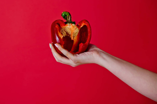 hand of woman hold sweet bell pepper or paprika, heart - Foto, Imagem