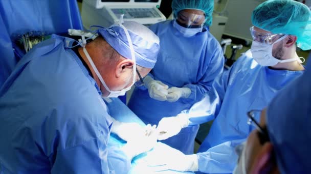 squadra medica che esegue chirurgia ortopedica
  - Filmati, video
