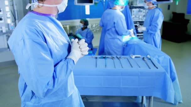 orvosi férfi megtekintés, műtéti team képzés - Felvétel, videó