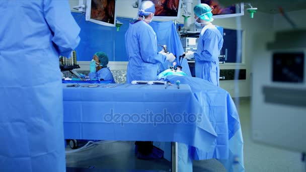 Operationsteam mit Endoskopie - Filmmaterial, Video
