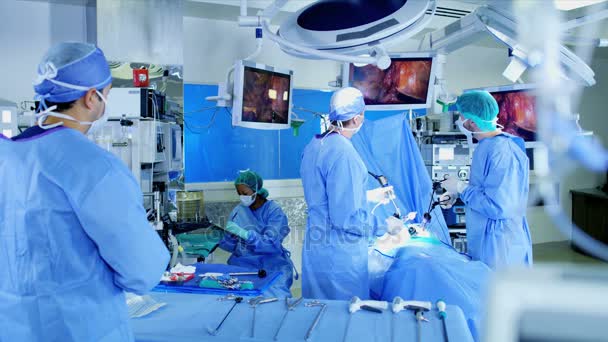 хирурги, выполняющие лапароскопическую операцию
 - Кадры, видео