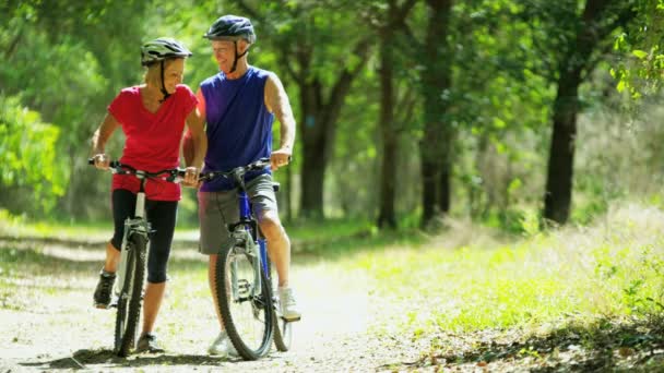 pareja disfrutando de ciclismo al aire libre
 - Imágenes, Vídeo