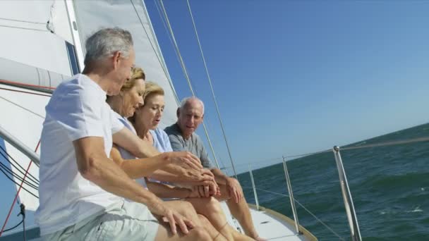 parejas navegando en el océano
 - Metraje, vídeo