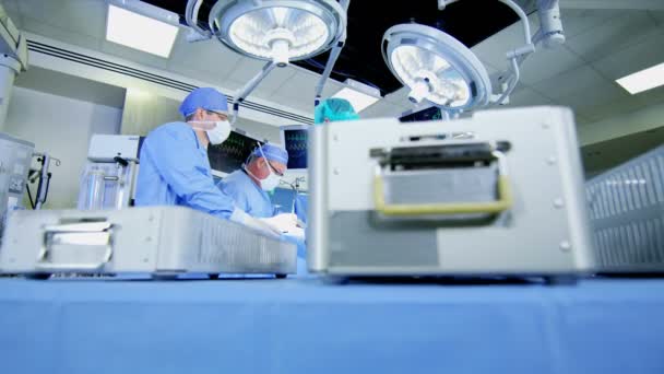 Ortopedik işlemi gerçekleştirmeden cerrahlar - Video, Çekim