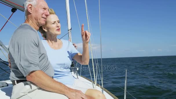  Couple naviguant sur le yacht
 - Séquence, vidéo