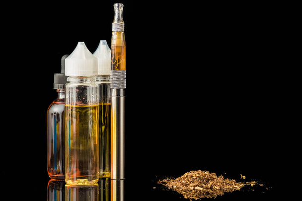 Cigarette électronique avec bouteilles et feuilles de tabac broyées
 - Photo, image