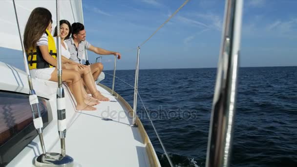 famiglia su yacht a vela
  - Filmati, video