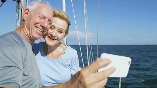 男性と女性が彼らのスマート フォンで selfies を取って - 映像、動画