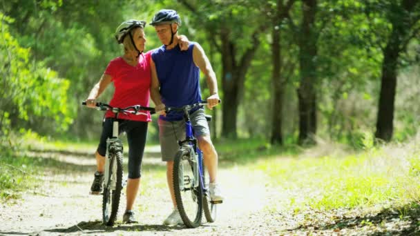 couple à vélo dans la forêt
  - Séquence, vidéo