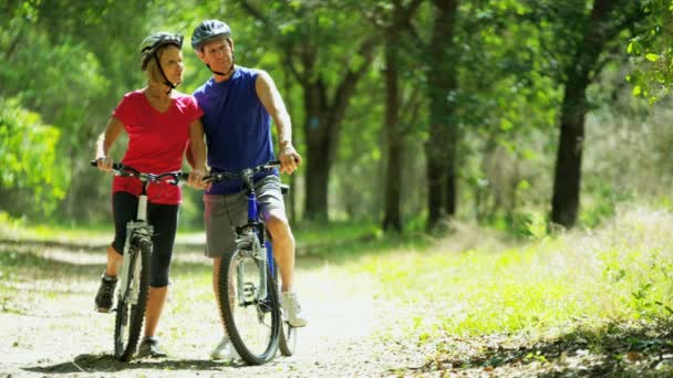 couple appréciant le vélo en plein air
  - Séquence, vidéo