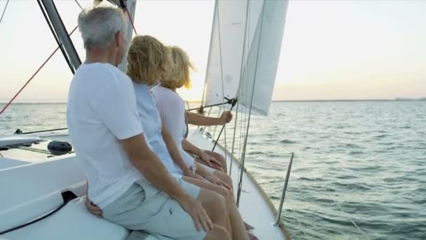 Freunde segeln auf dem Ozean - Filmmaterial, Video