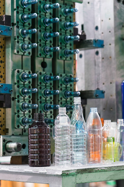 Υψηλής τεχνολογίας πλαστικό μπουκάλι κατασκευής βιομηχανικών - Φωτογραφία, εικόνα