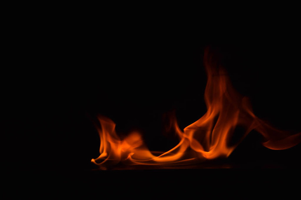 Gyönyörű tűz lángjai fekete háttér. - Fotó, kép