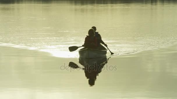 couple en kayak sur le lac
  - Séquence, vidéo