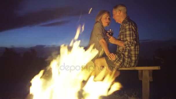 pareja sentada junto a las llamas
  - Imágenes, Vídeo