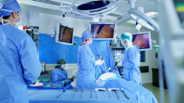 cirurgiões que realizam operação laparoscópica
 - Filmagem, Vídeo