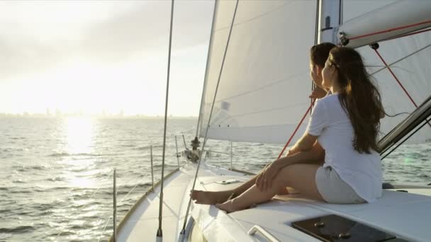 yacht a vela con coppia
   - Filmati, video