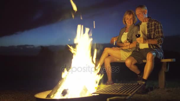kamp ateşi ile oturan yaşlılar - Video, Çekim