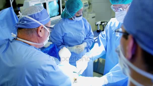 kirurginen ryhmä suorittaa ortopedinen leikkaus
 - Materiaali, video