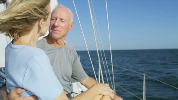 pareja navegando en el mar
 - Metraje, vídeo