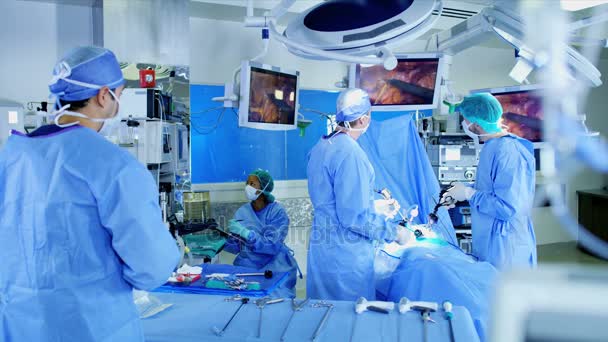  equipe médica que realiza cirurgia laparoscópica
 - Filmagem, Vídeo