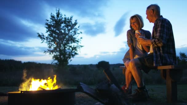 couple sitting by the campfire - Footage, Video