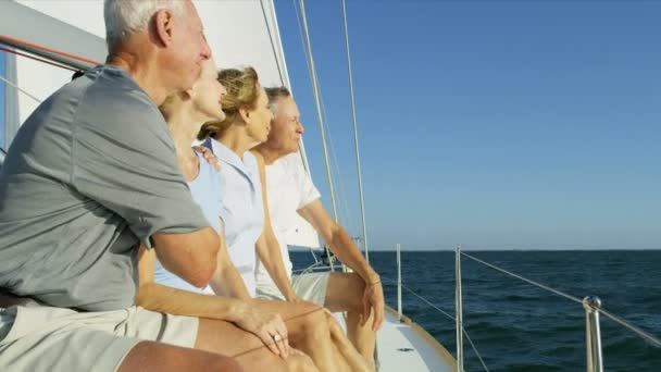 Freunde auf ihrem Segelboot - Filmmaterial, Video