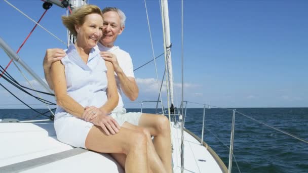 Paar segelt auf der Jacht - Filmmaterial, Video