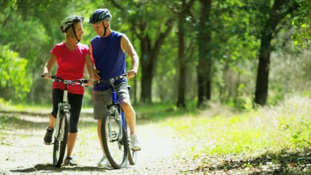 couple à vélo dans la forêt
 - Séquence, vidéo