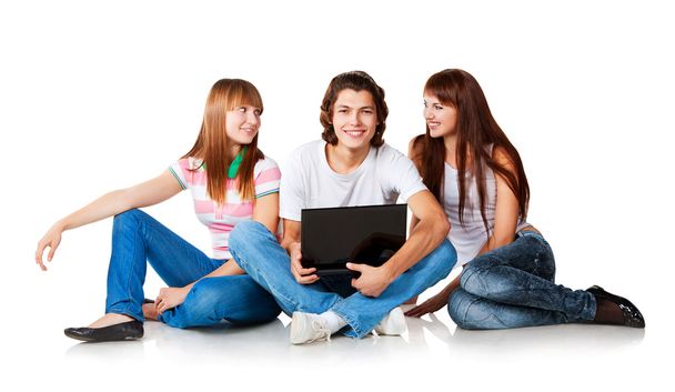 Três estudantes estão sentados no chão, sorrindo e conversando
 - Foto, Imagem