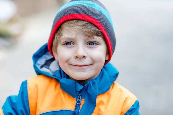 愛らしい小さな子供男の子カラフルな服を着てのアウトドアファッションの肖像画 - 写真・画像