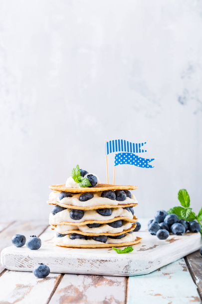 Gâteau aux crêpes au yaourt et aux bleuets
 - Photo, image