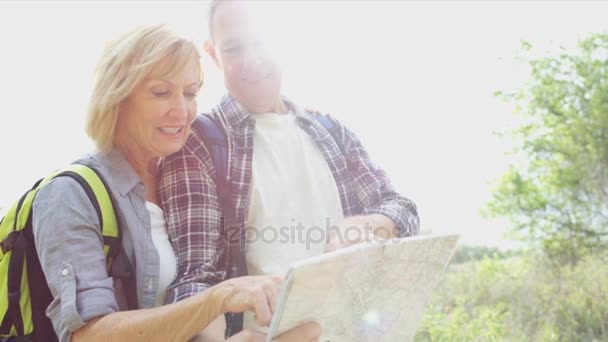 Seniors ανάγνωση χάρτη  - Πλάνα, βίντεο