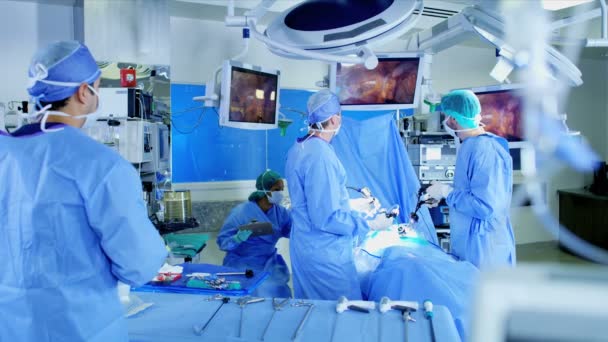 Endoskopia-instrumenttia käyttävät kirurgit
  - Materiaali, video