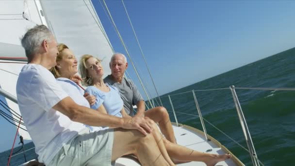 pary na swoje żeglarskie wakacje  - Materiał filmowy, wideo