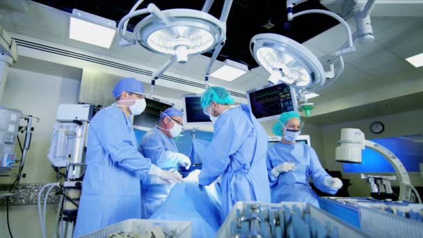 ιατρική ομάδα εκτελεί Ορθοπαιδικής χειρουργικής - Πλάνα, βίντεο
