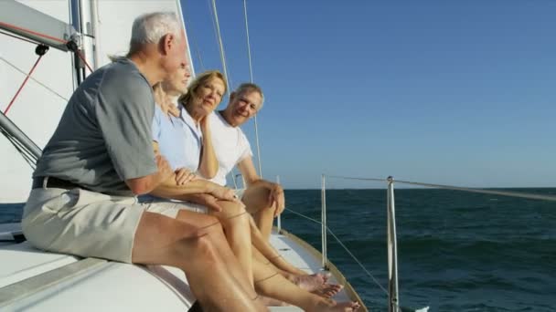 Paare segeln auf dem Ozean  - Filmmaterial, Video