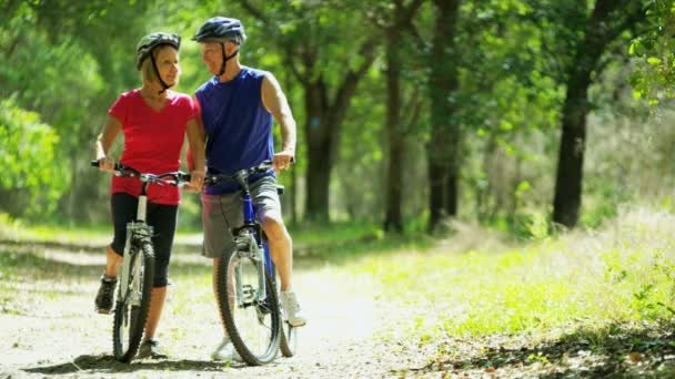 seniors disfrutando de paseo en bicicleta
 - Imágenes, Vídeo