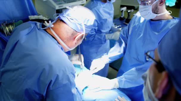 χειρουργική ομάδα εκτέλεση Ορθοπαιδικής χειρουργικής επέμβασης - Πλάνα, βίντεο