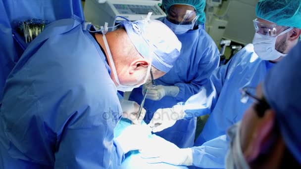 εκπαίδευση ομάδα ειδικευμένων στο χειρουργείο - Πλάνα, βίντεο
