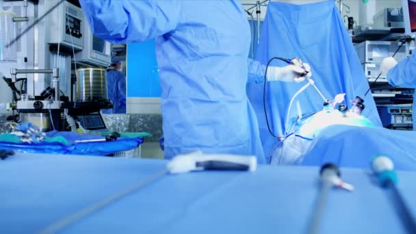 хирургическая бригада проводит лапароскопическую операцию
 - Кадры, видео